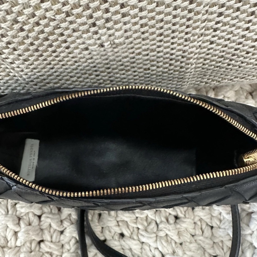 Bottega Veneta Intrecciato Shoulder Bag In Black Leather With Gold Hardware - Picture 8 of 15